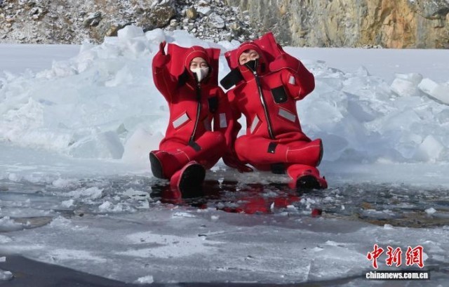 吉林长春：冰水漂浮引游人体验