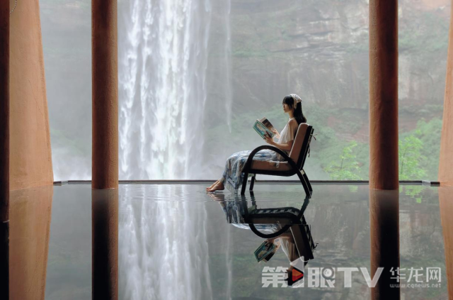 游客在瀑布咖啡馆。第1眼TV-华龙网记者沈杨摄