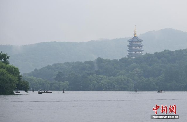 浙江杭州：雨后西湖氤氲迷人