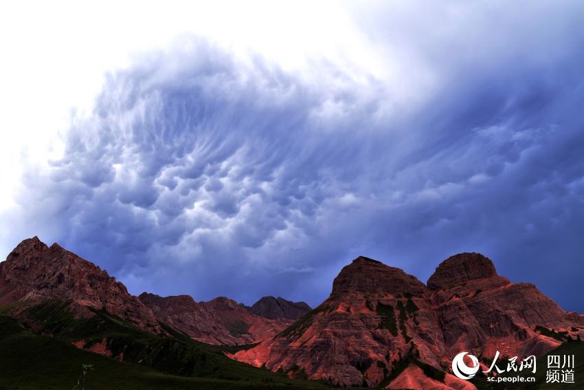 四川甘孜新龙县:地貌奇绝 美景天成_旅游频道_中国青年网