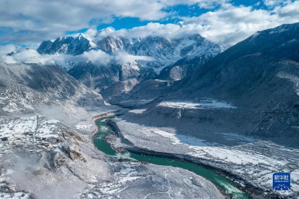 壮美的雅鲁藏布大峡谷雪景