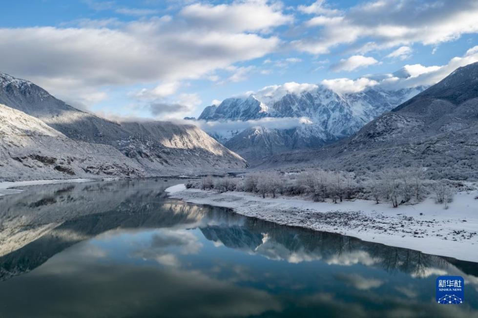 壮美的雅鲁藏布大峡谷雪景