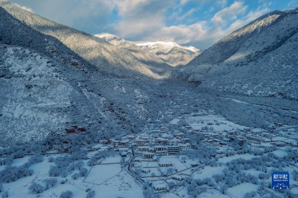 壮美的雅鲁藏布大峡谷雪景