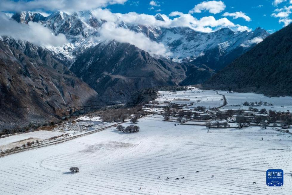 壮美的雅鲁藏布大峡谷雪景