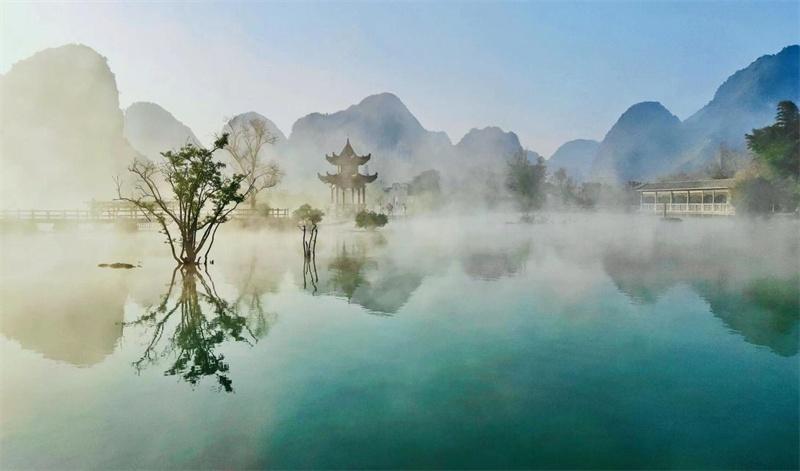 21日消息(记者黄月芬通讯员庞茜)"山水小桂林,气候小昆明"鹅泉风景区