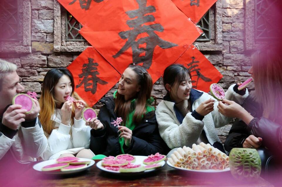 沂蒙小山村民俗表演精彩纷呈 吸引来大量中外游客