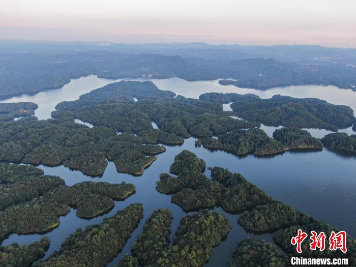 江西新余仙女湖落日 山水交织风景美如画_旅游频道_中国青年网