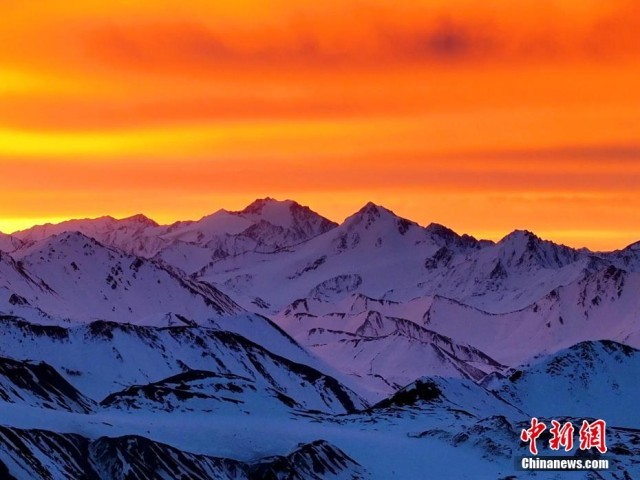 航拍祁连山脉东段最高峰：千里冰封显冬日之韵
