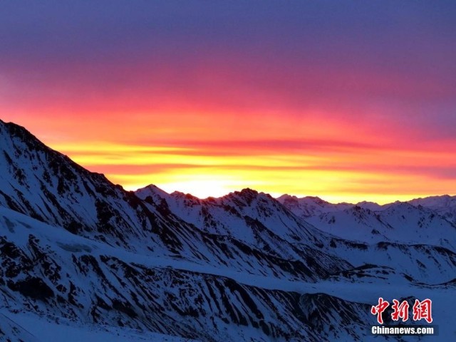 航拍祁连山脉东段最高峰：千里冰封显冬日之韵