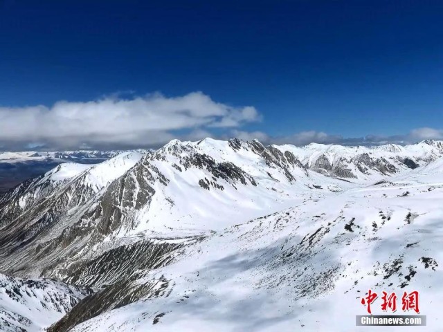 航拍祁连山脉东段最高峰：千里冰封显冬日之韵