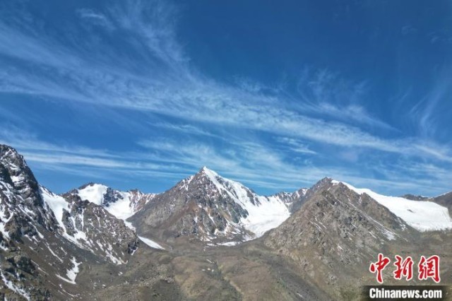 巴尔斯雪山焕新引游人体验祁连山夏季雪域