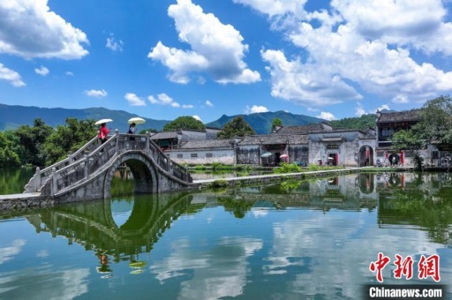 安徽黟县：蓝天白云入画景