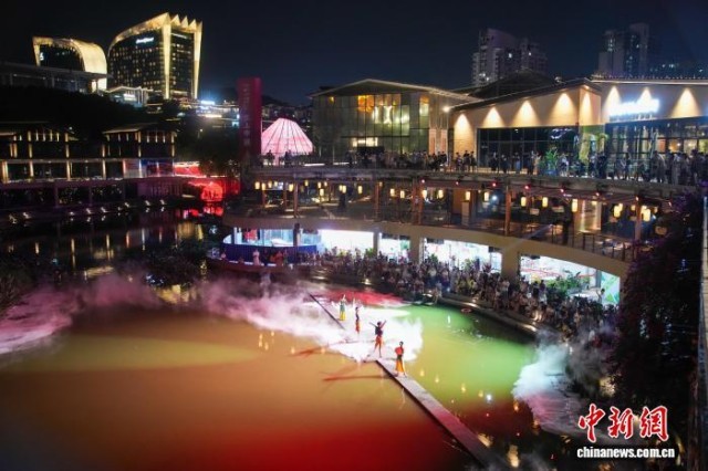 广西南宁民众湖边尽享夏夜狂欢