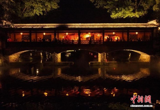 安徽黟县：瞻淇鱼灯点亮秀里古村夜色