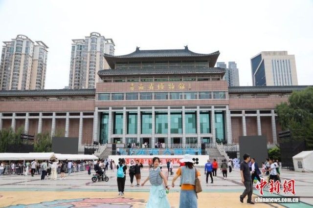 青海省博物馆迎来暑期参观热